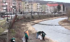 Localnicii din Reșița și-au unit forțele ca să-și curețe orașul