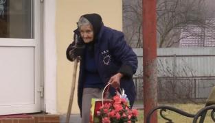 Bunica Sofia, sărbătorită de copiii de la grădiniţa unde munceşte de câteva decenii