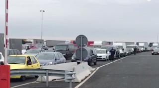 Zeci de români întorşi din Italia, duşi cu escorta poliţiei în centrul de carantină din Cluj-Napoca