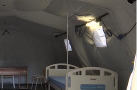 Autoritățile au început să instaleze corturi militare în curţile spitalelor, pentru protecția medicilor