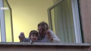 Italienii din orașele în carantină cântă împreună din casele în care stau în izolare