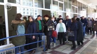 Românii stau la cozi pentru a-și plăti taxele, de teama coronavirusului