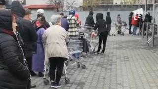 Anunţarea stării de urgenţă i-a făcut pe români să aglomereze centrele comerciale