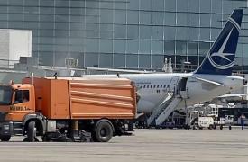 Un avion TAROM oprit pe pistă, la Otopeni, chiar înainte de decolare