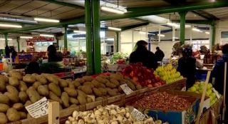 Cartofii şi ceapa se vând la preţuri duble faţă de zilele trecute