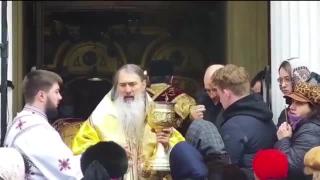 Arhiepiscopul Tomisului, surprins când împărtășea enoriașii cu aceeași linguriță (Video)