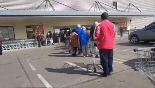 Românii s-au îngrămădit în magazine şi farmacii, de teama stării de urgenţă