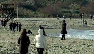 Constănțenii au ieşit la plimbare pe malul mării, în ciuda avertismentului dat de autorităţi