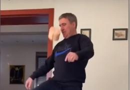 Fotbaliştii s-au filmat jonglând cu hârtia igienică și au lansat provocarea de a sta în casă (Video)