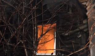 Bărbat izolat la domiciliu, i-a luat foc casa. Șase pompieri au fost duşi în izolare