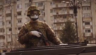 Starea de urgenţă a scos armata pe străzi, cu armamentul la vedere