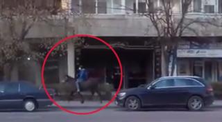 Un bărbat a mers pe cal până la maternitate în Iaşi pentru a-şi vedea iubita şi copilul nou-născut