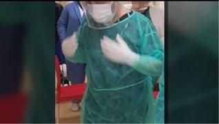 Un medic din Craiova se protejează de coronavirus îmbrăcat cu un costum improvizat din saci de gunoi (Video)