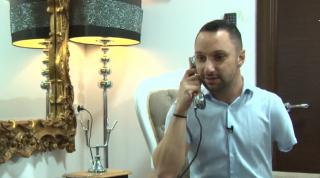 Actorii înveselesc la telefon bătrânii din Ploieşti