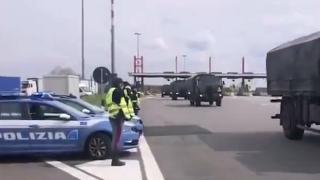 Polițiști italieni salută un convoi militar cu pacienți decedați de coronavirus (Video)