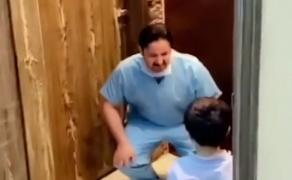 Un medic din Arabia Saudită refuză să-şi îmbrăţişeze fiul, de teama Covid-19