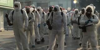 Sute de oameni dezinfectează zilnic străzile din București (Video)