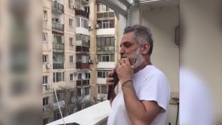 Damian Drăghici, recital de la balcon, din autoizolare