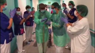 Bătrân de 93 de ani vindecat de coronavirus, aplaudat de medici în Spania (Video)