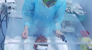 „Acvarii” de protecție pentru medici, fabricate de voluntarii din Cluj