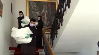 Măicuţele de la Mitropolia Banatului confecţionează cearceafuri şi prosoape pentru a ajuta medicii