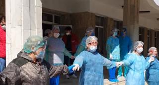 Angajaţii Maternităţii din Botoşani au făcut zid uman în jurul spitalului în semn de protest