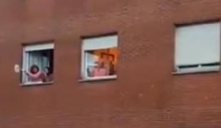 Mai mulți spanioli şi-au dat întâlnire la ferestre, unde au cântat piesa trupei Queen, I Want To Break Free