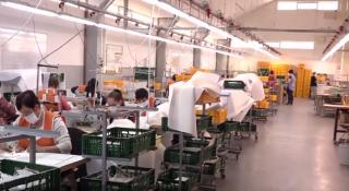 O fabrică de jucării de pluş s-a reprofilat și produce măști și halate de protecție