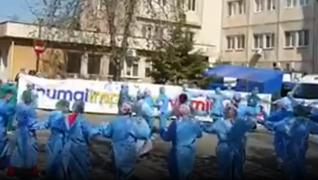 Medicii și asistentele din Craiova, horă în curtea Spitalului Victor Babeş (Video)
