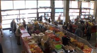 Oamenii s-au îmbulzit într-o piață din București, înainte de Florii și Paștele Catolic (Video)