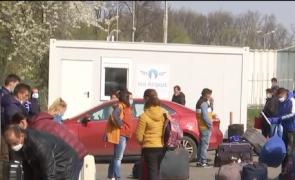 Sute de oameni au așteptat ore în șir, în Iași, pentru a pleca la muncă în străinătate