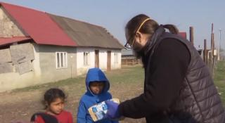 Părintele Dan Damaschin, bolnav de diabet, ajută mii de copii nevoiași cu mâncare, haine și jucării