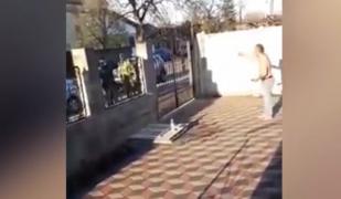 Bărbat din Craiova cu două cuțite în mâini urlă la polițiști: "Eu sunt măcelar, vă tai, vă fac franjuri" (video)