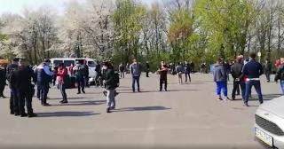 Sute de români blocați pe aeroport la Iași, cursele spre Germania anulate, nimeni nu i-a anunțat (video)