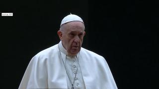 Papa Francisc s-a rugat în faţa unei pieţe goale, în Vinerea Mare