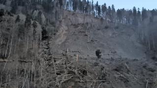 Mărturiile localnicilor din Azuga, după alunecarea masivă de teren: "Noroc că am fost afară, muream toţi înăuntru"