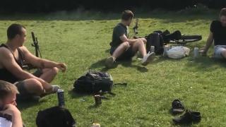 Reacția unei asistente medicale la vederea unor tineri care beau bere pe iarbă, în Marea Britanie