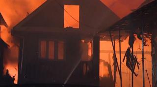 Gospodării mistuite de flăcări, în Bistriţa Năsăud. Patru familii au rămas fără case