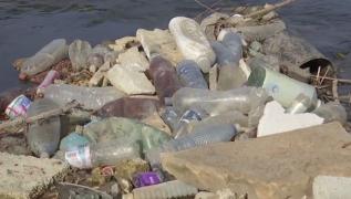 După topirea zăpezii, o comună din Braşov s-a transformat în groapă de gunoi