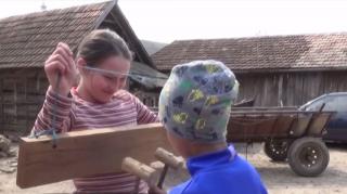 Chiar și din izolare, credincioșii bat toaca