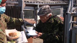 Primul prânz cald pentru veteranul de război Ion Bănică, de 99 de ani, de la decretarea stării de urgență. ”E mai rău ca în război. Civilii nu mureau cum mor acum”