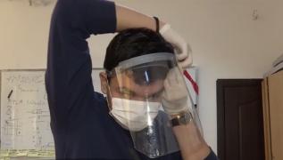 Elevii din Târgu Jiu fac viziere pentru medici şi poliţişti