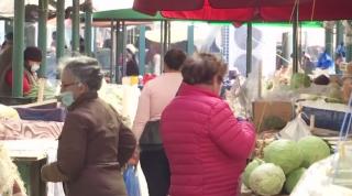 Piețele, tot mai aglomerate în ciuda restricțiilor