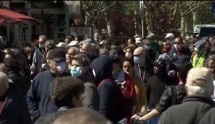 Românii au luat cu asalt piețele și magazinele, în Joia Mare, în ciuda restricțiilor (Video)