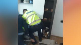 Poliția intră în forță într-un apartament, înainte de revolta din Hunedoara. ”Culcat, culcat” (Video)