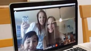 Milioane de români, răspândiți în întreaga lume, au petrecut sărbătorile în mediul online