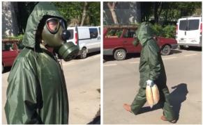 Un sătmărean a ieșit la piață costumat din cap până în picioare și cu masca de gaze pe față, în a doua zi de Paște