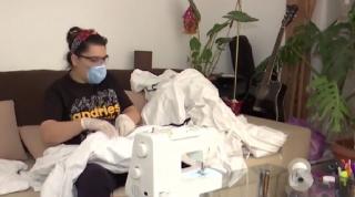 O asistentă de la Spitalul de Urgenţă Arad croiește echipamente de protecţie în timpul liber