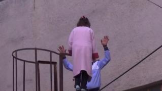 O tânără din Vâlcea s-a suit pe o clădire și a încercat să îşi pună capăt zilelor