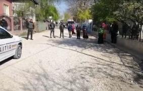 Carantinații din Cuza Vodă s-au adunat pe străzi la vederea ambulanțelor: Cine, ea, bolnavă de corona?” - VIDEO